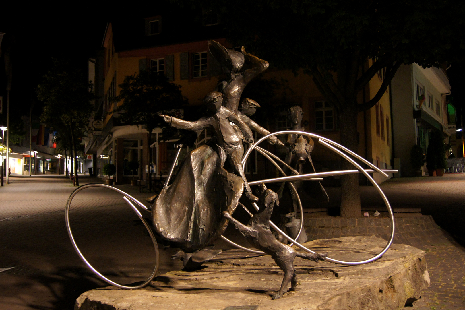 Bertha Benz Denkmal in Wiesloch, erste Tankstelle der Welt