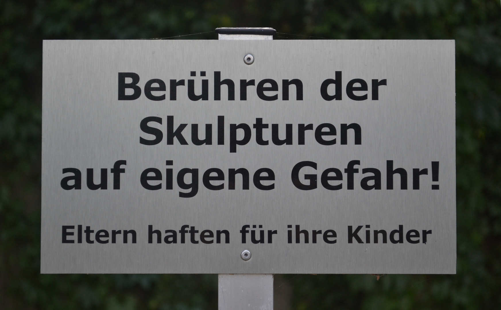 Berühren der Skulpturen auf eigene Gefahr!