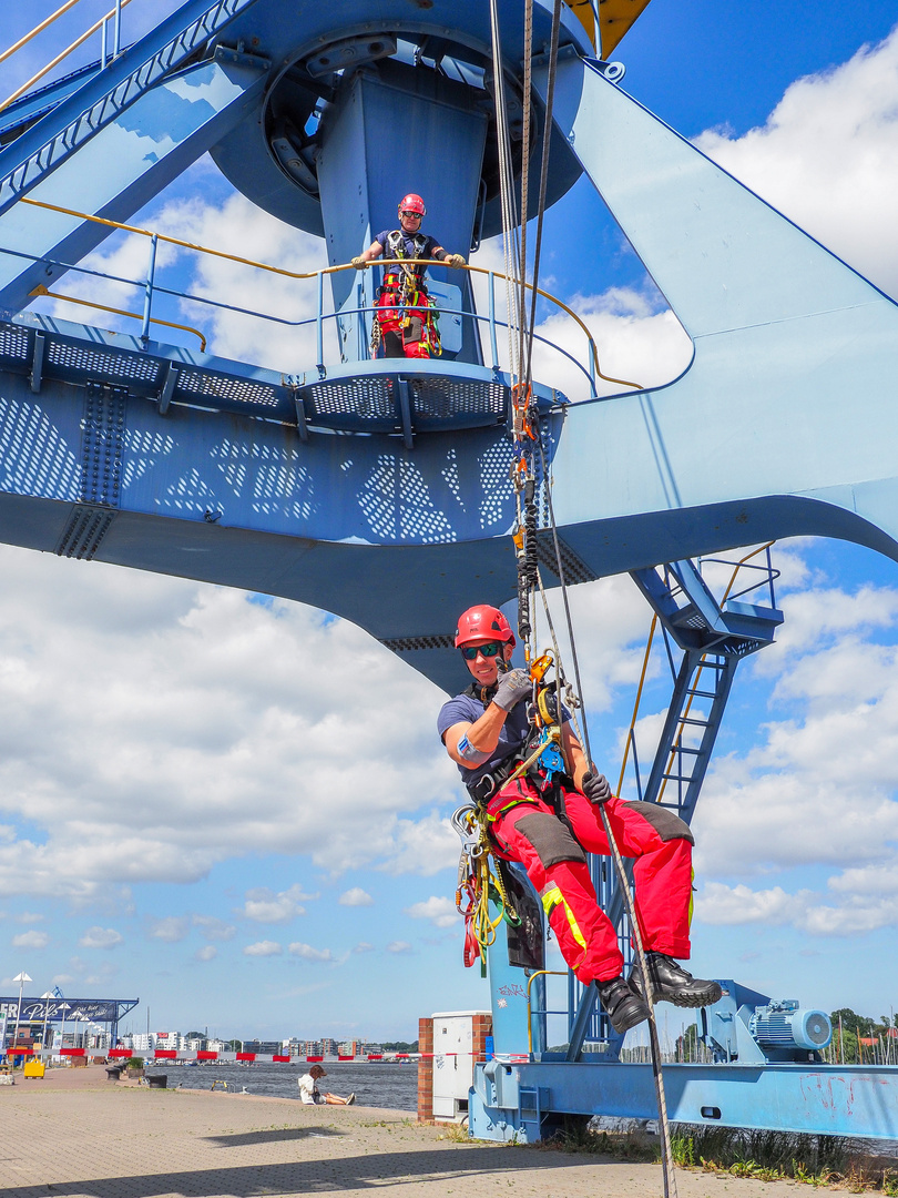 Berufsfeuerwehr trainiert Höhenrettung im Rostocker Stadthafen