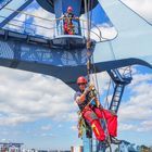 Berufsfeuerwehr trainiert Höhenrettung im Rostocker Stadthafen