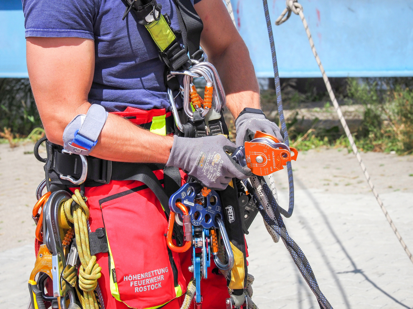 Berufsfeuerwehr trainiert Höhenrettung im Rostocker Stadthafen