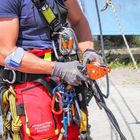 Berufsfeuerwehr trainiert Höhenrettung im Rostocker Stadthafen