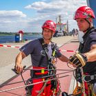 Berufsfeuerwehr trainiert Höhenrettung im Rostocker Stadthafen