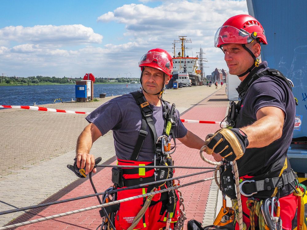 Berufsfeuerwehr trainiert Höhenrettung im Rostocker Stadthafen