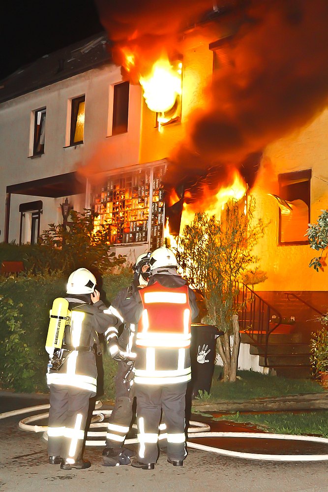 Berufsfeuerwehr Wuppertal Löschzug Barmen im Einsatz an der Straße Landheim