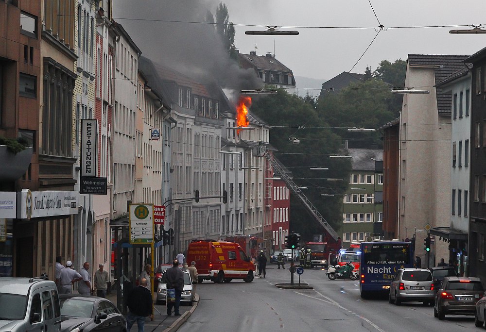 Berufsfeuerwehr Wuppertal Löschzug Barmen im Einsatz an der Westkotter Straße