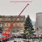 Berufsfeuerwehr Wuppertal mit dem BKF 40-4 (Kran) beim aufrichten des Weihnachtsbaums