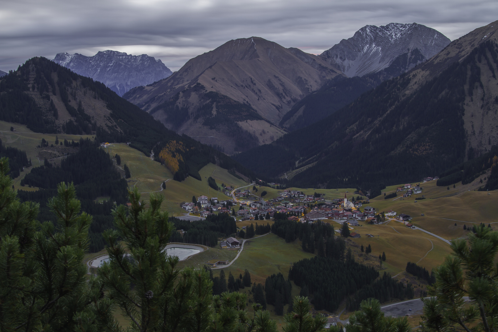 Berwang in den frühen Morgenstunden, Tirol.