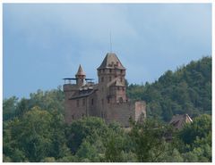 Berwartstein - ein idyllisches Schloß vor dunklem Himmel