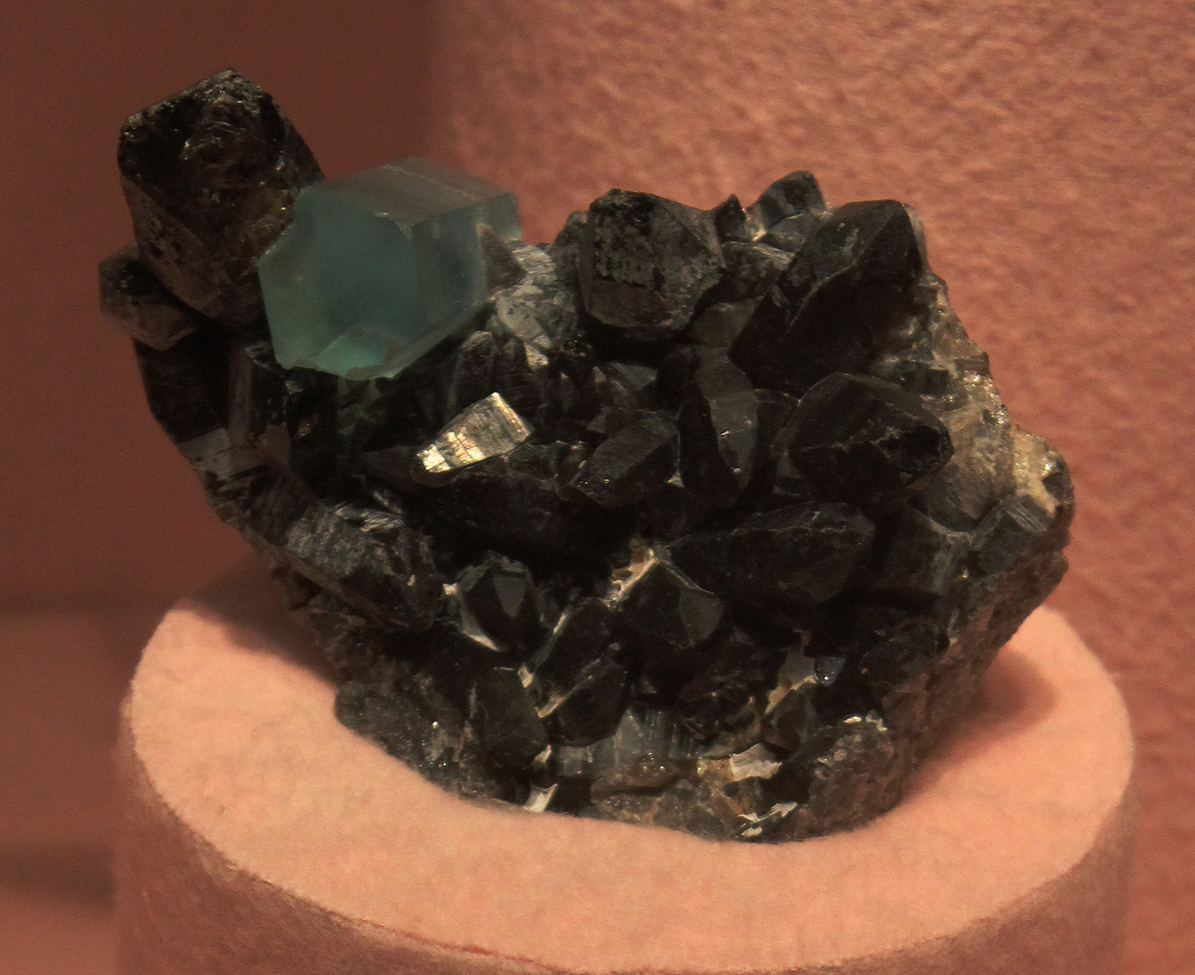 Beryl on smoky quartz @ Mineralogische Museum Hamburg
