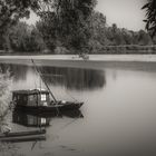 Beschauliche Flusslandschaft mit Fischerbooten