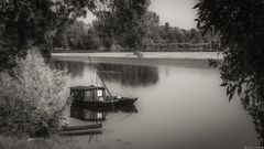 Beschauliche Flusslandschaft mit Fischerbooten