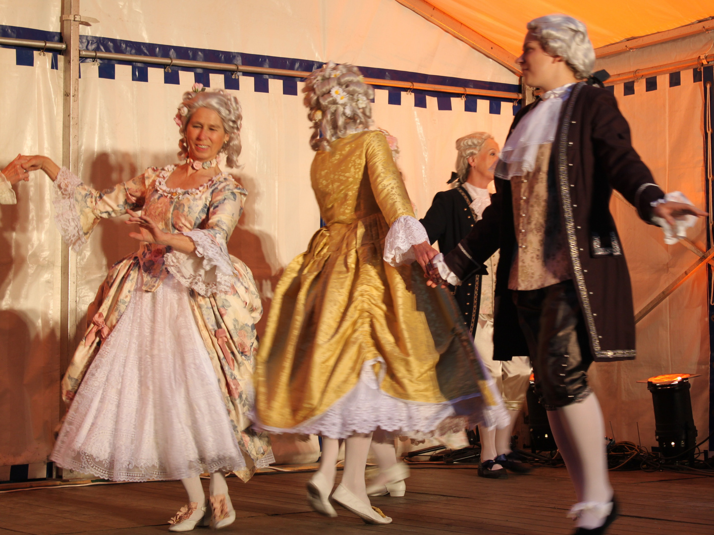 Beschwingte Tänze (und -rinnen) beim diesjährigen Mittsommerfestival zu Bleckede/Elbe