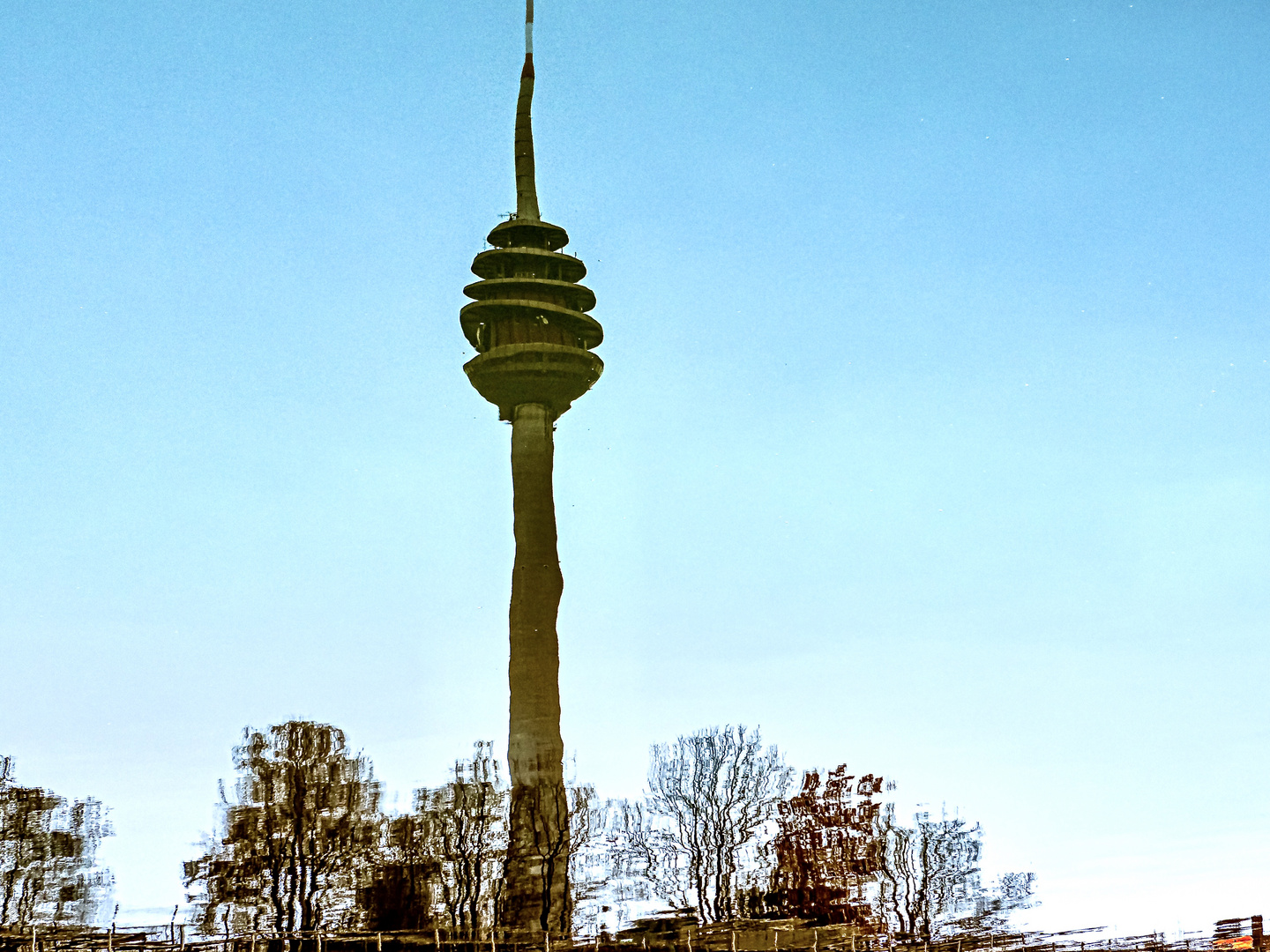 Beschwipster Fernsehturm Foto &amp; Bild | experimente, wasser, gespiegelt ...