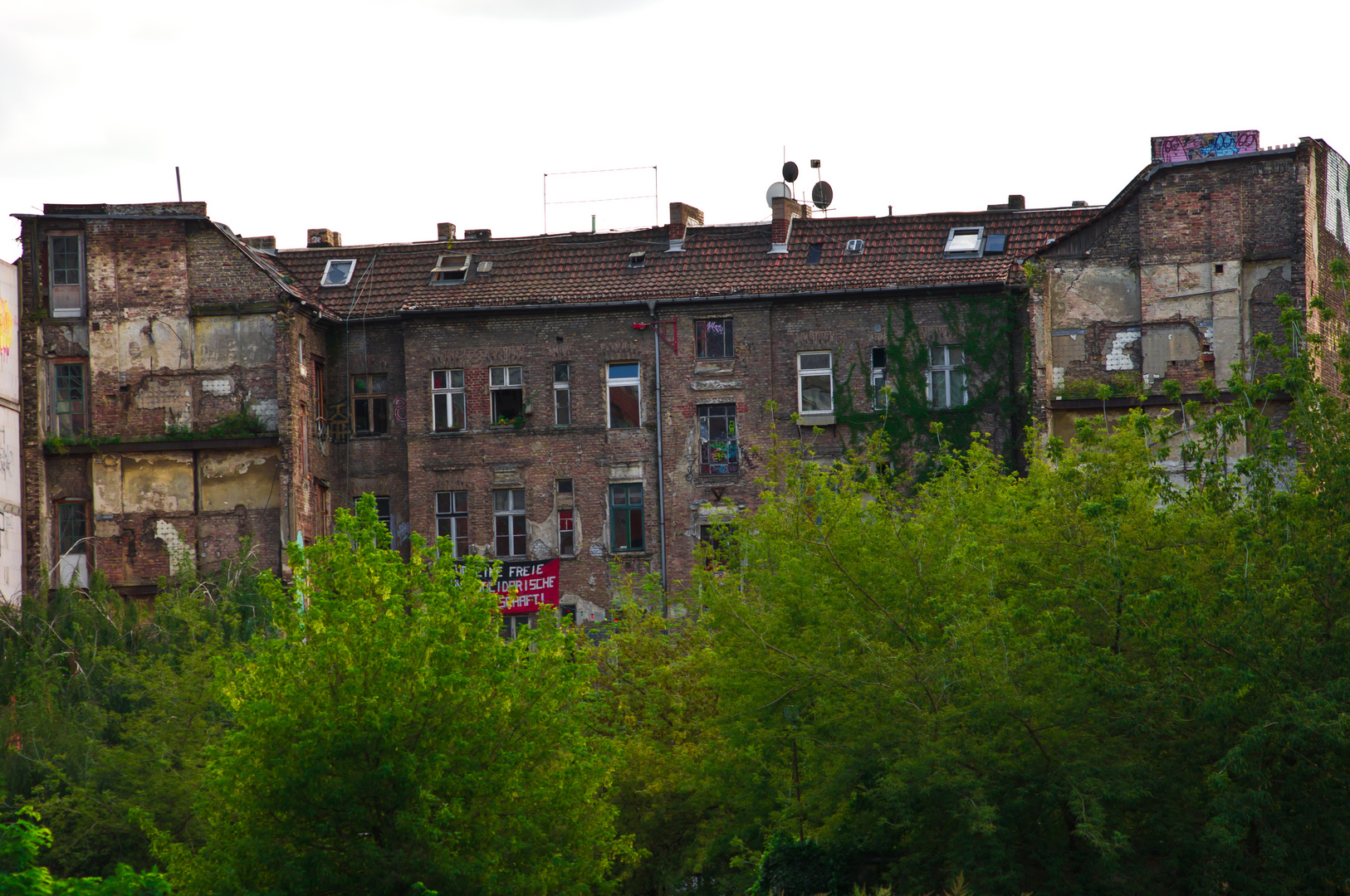 Besetztes Haus an der Spree