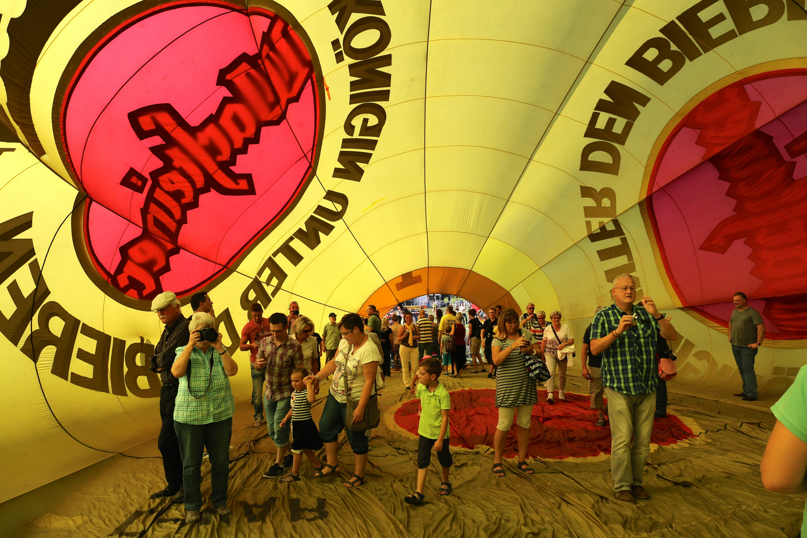 Besichtigung einer Ballonhülle von innen