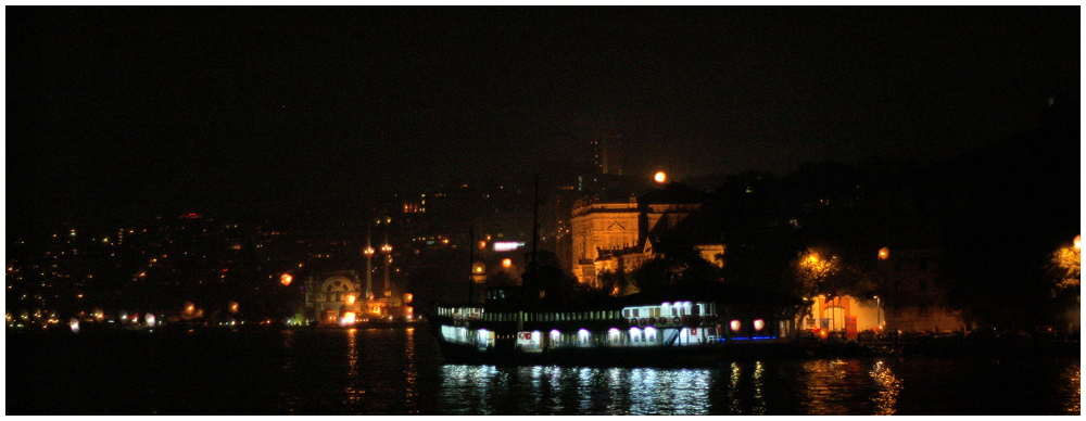 Besiktas, Istanbul, Schiffanlegeplatz bei Nacht