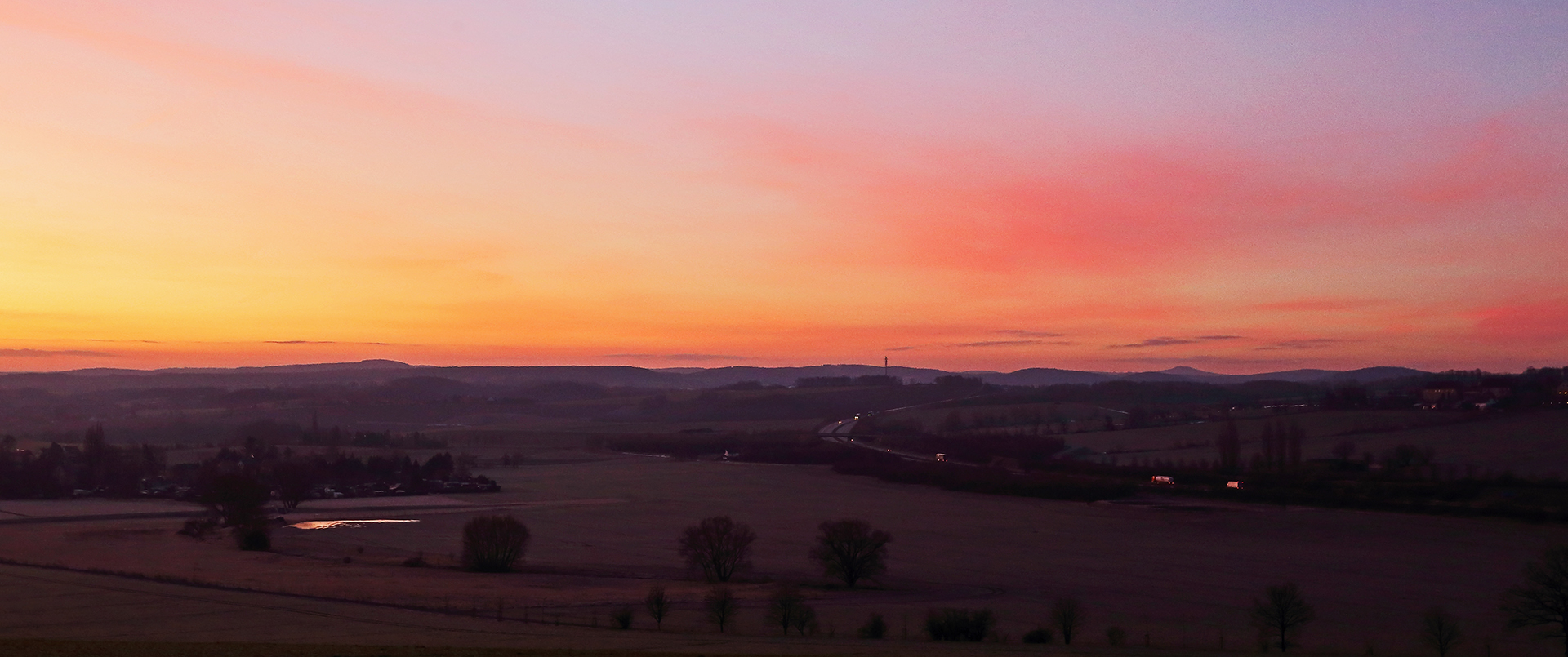 Besonders feines Morgenrot beim Blick nach Süden zur Autobahn von Prag...