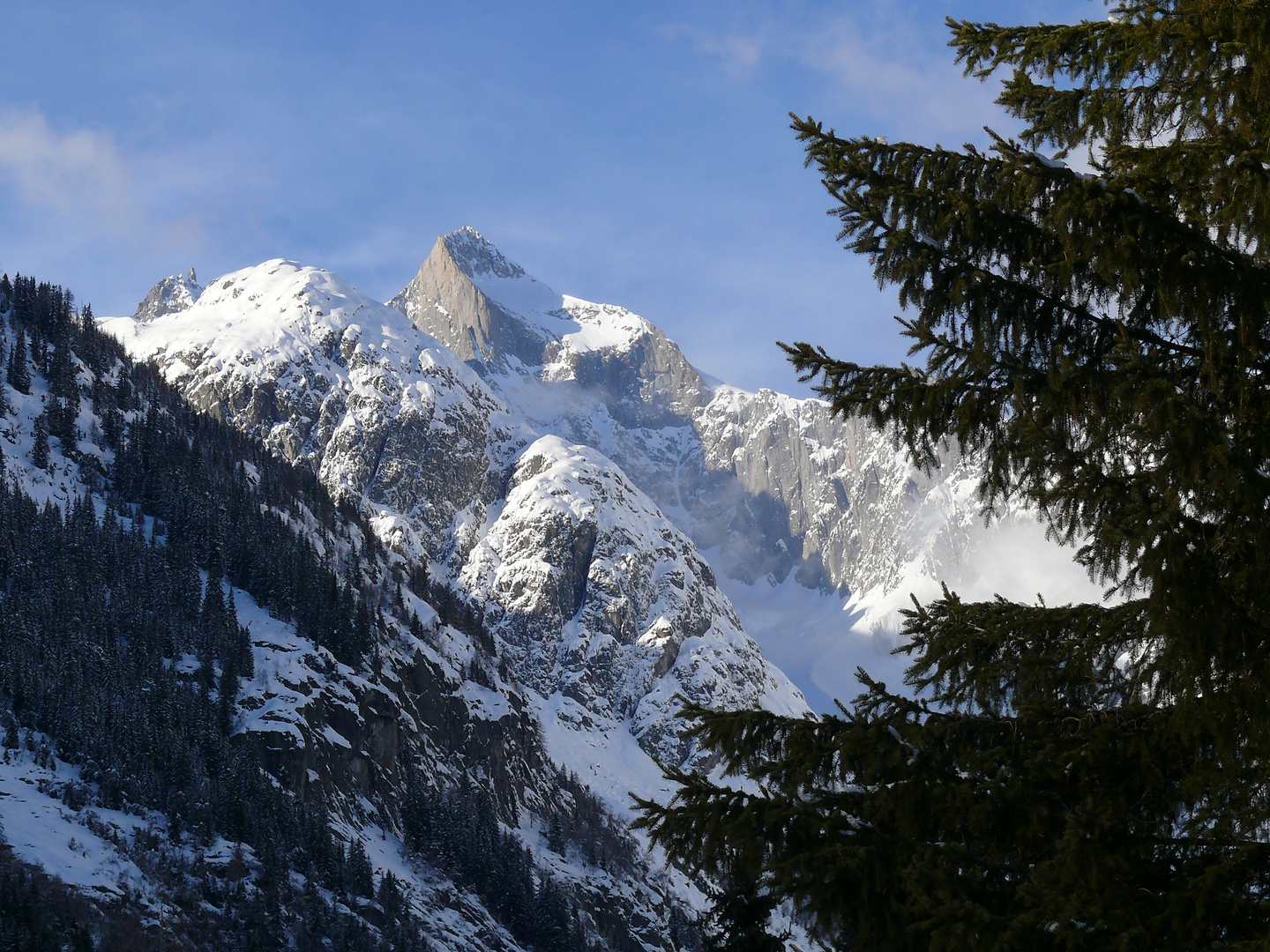 besonntes Bergmassiv