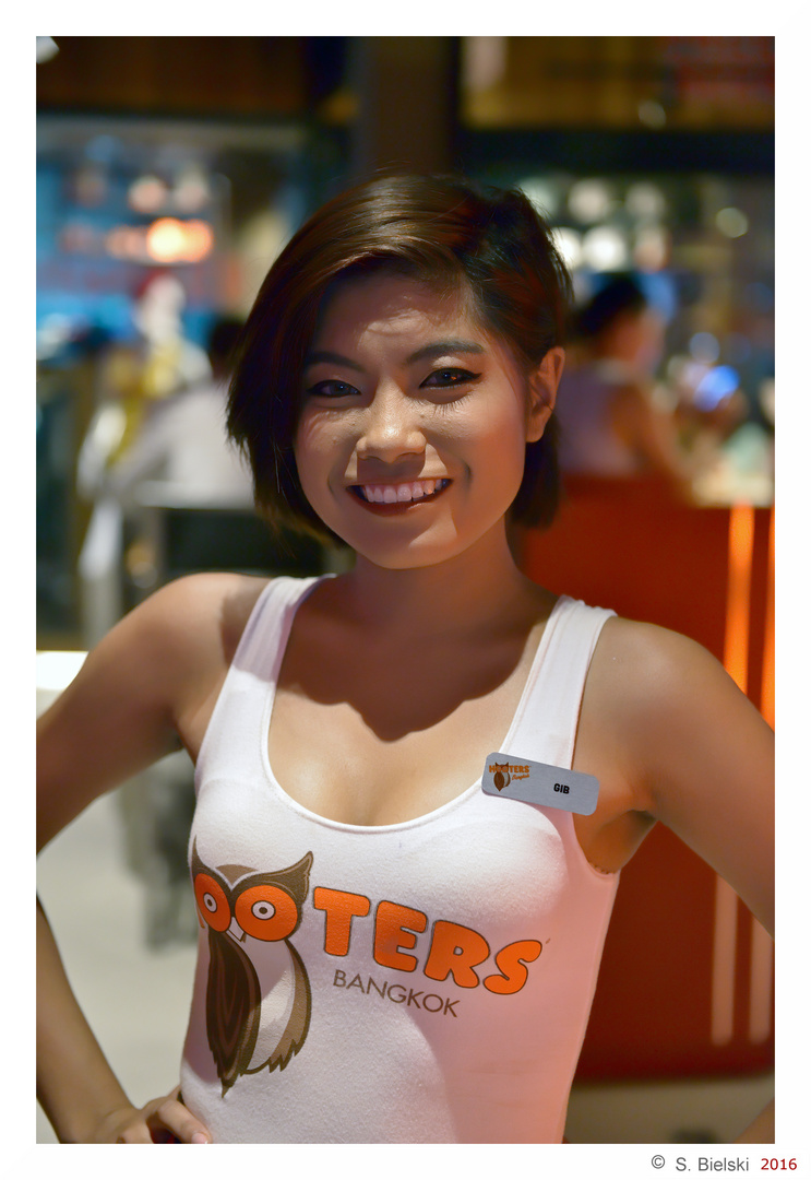 best dancing Hooters girl