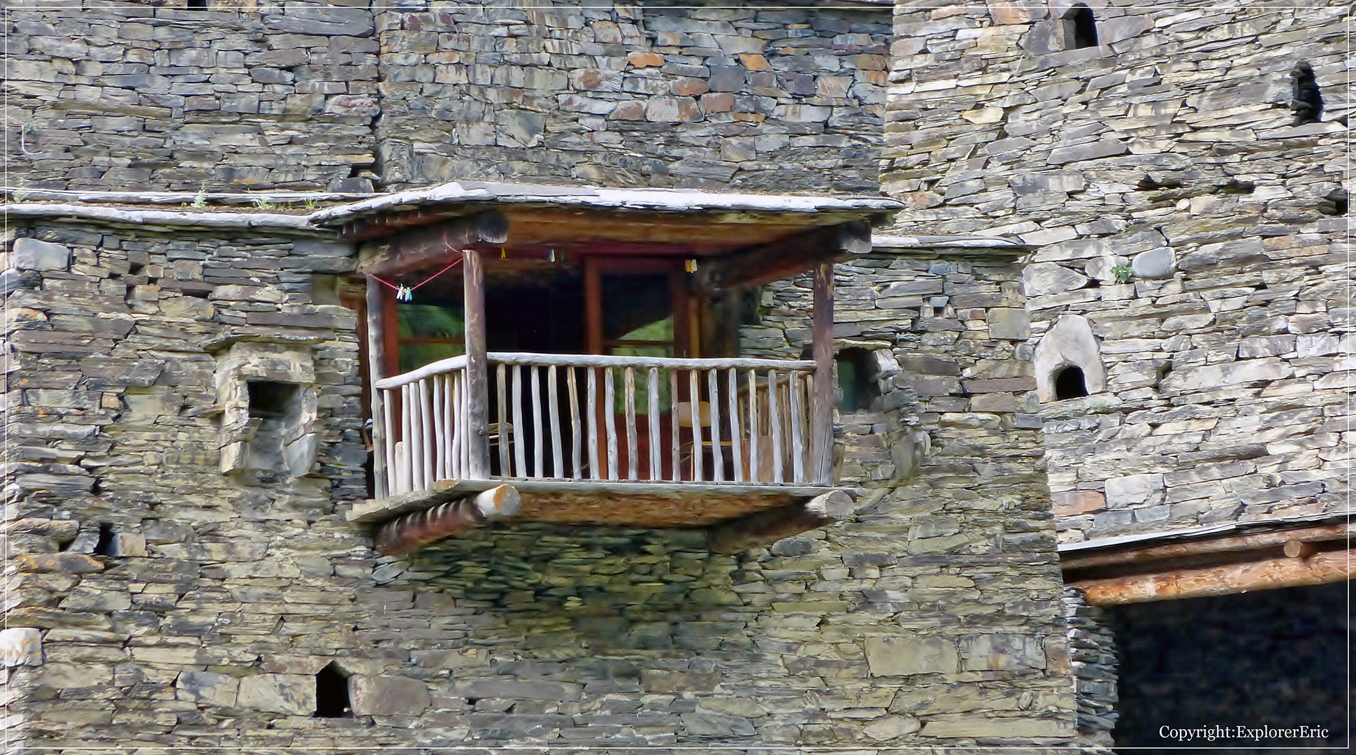 beste Aussicht von diesem wetterfesten, rustikalen Balkon................