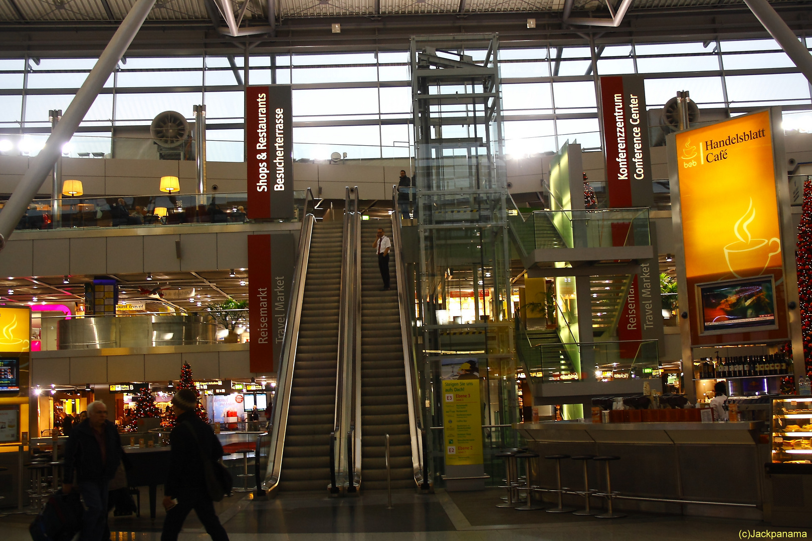 Besuch am Flughafen Düsseldorf / Aufgang zur Besucherterrasse