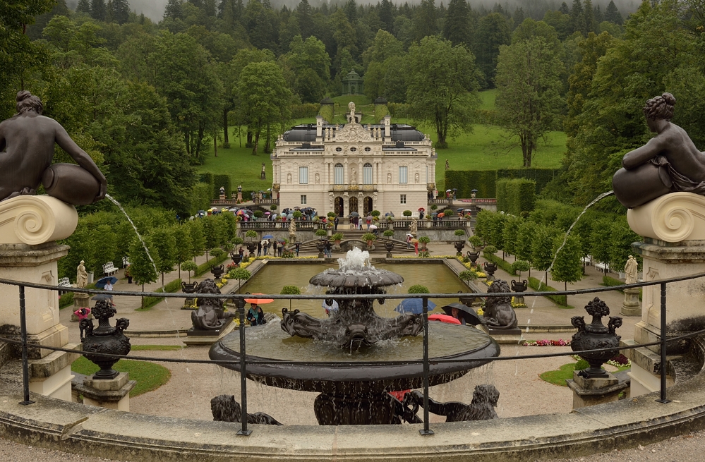 Besuch auf dem Schloss Linderhof bei strömendem Regen,  Blick ...