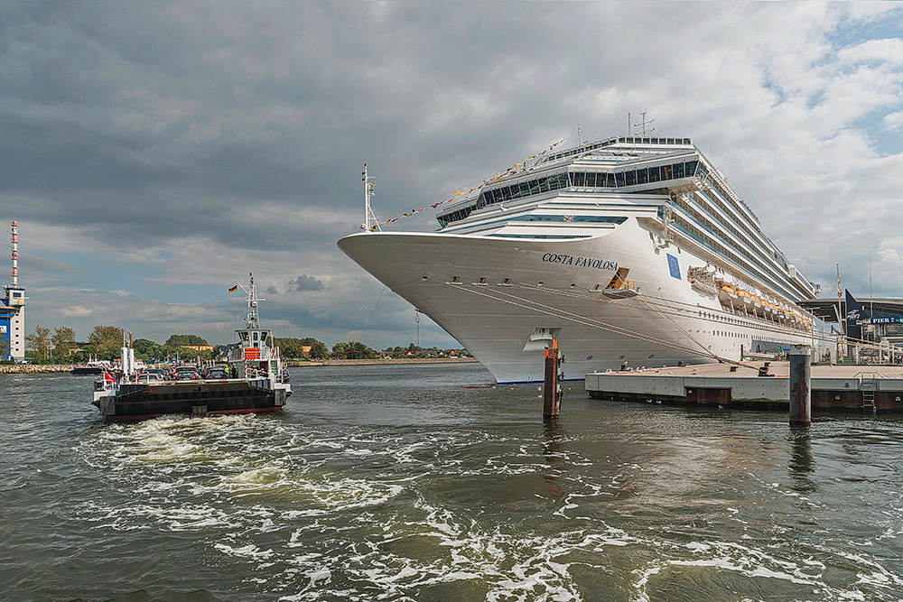 Besuch der Costa Favolosa in Rostock-Warnemünde