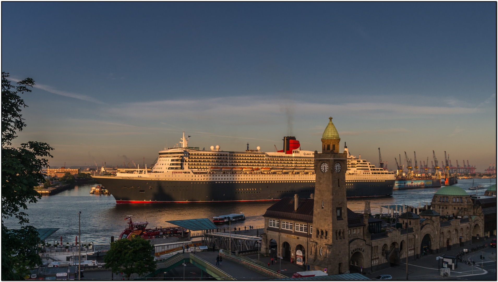 Besuch der Queen Mary 2