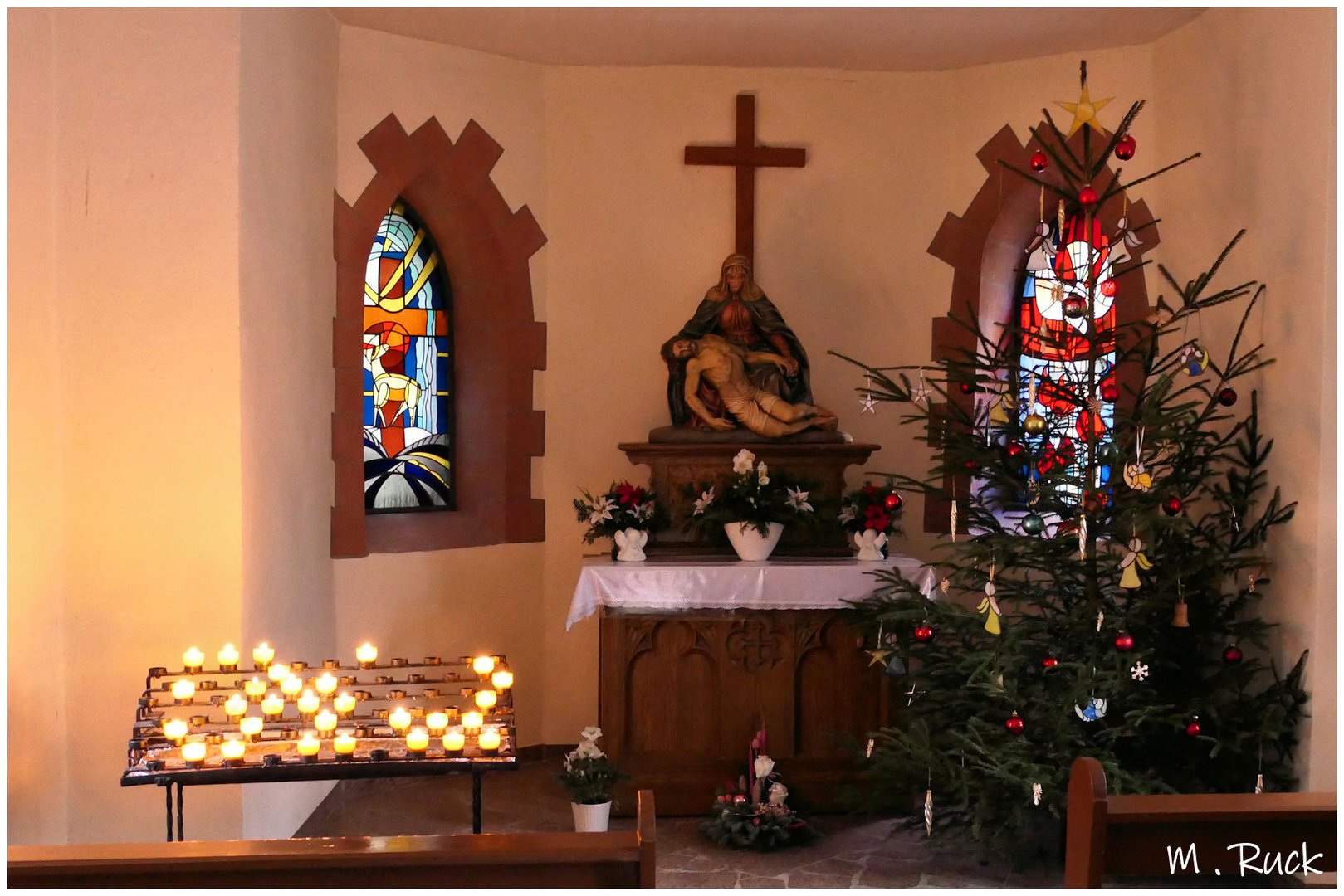 Besuch der Waldkapelle in der Weihnachtszeit .