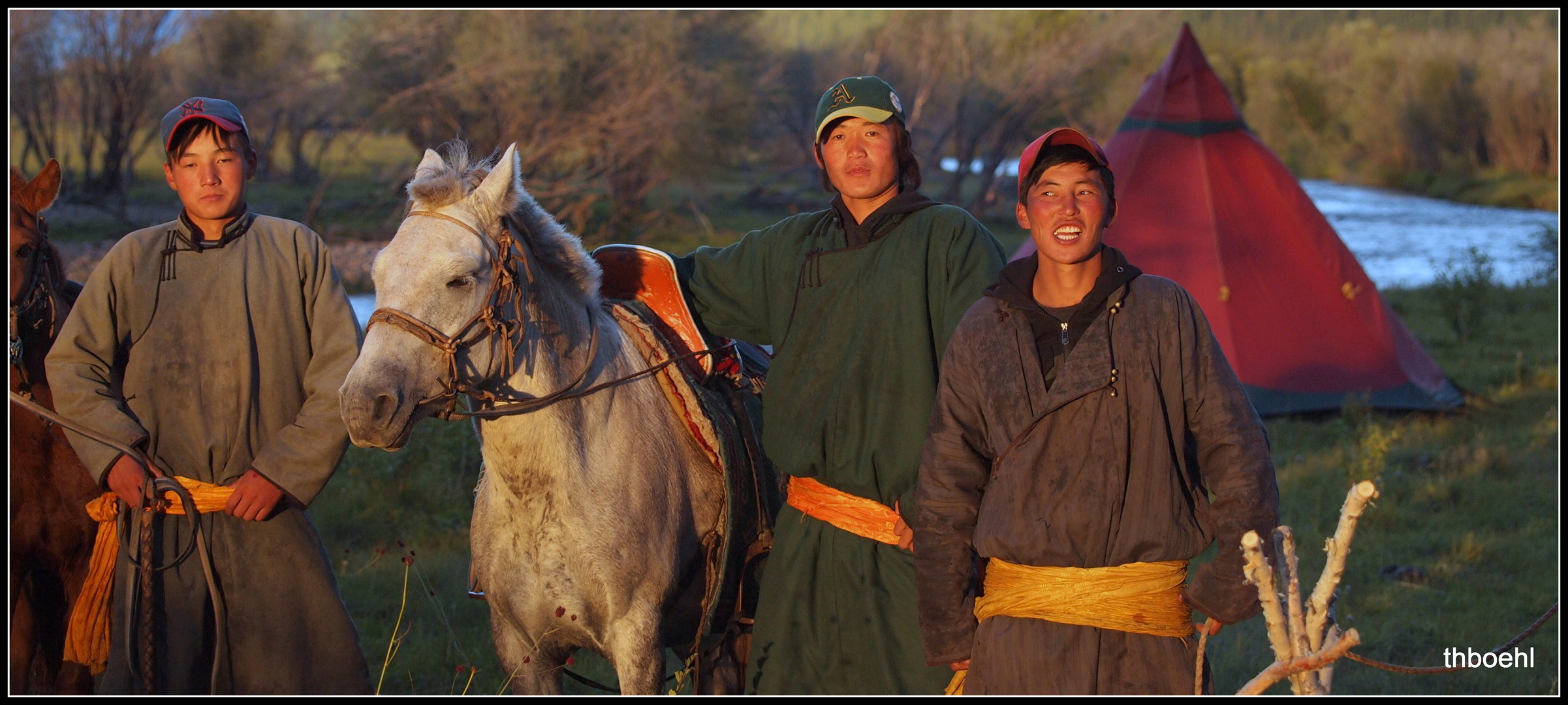 Besuch junger mongolischer Reiter in unserem Lager am Egin River, Nordmongolei