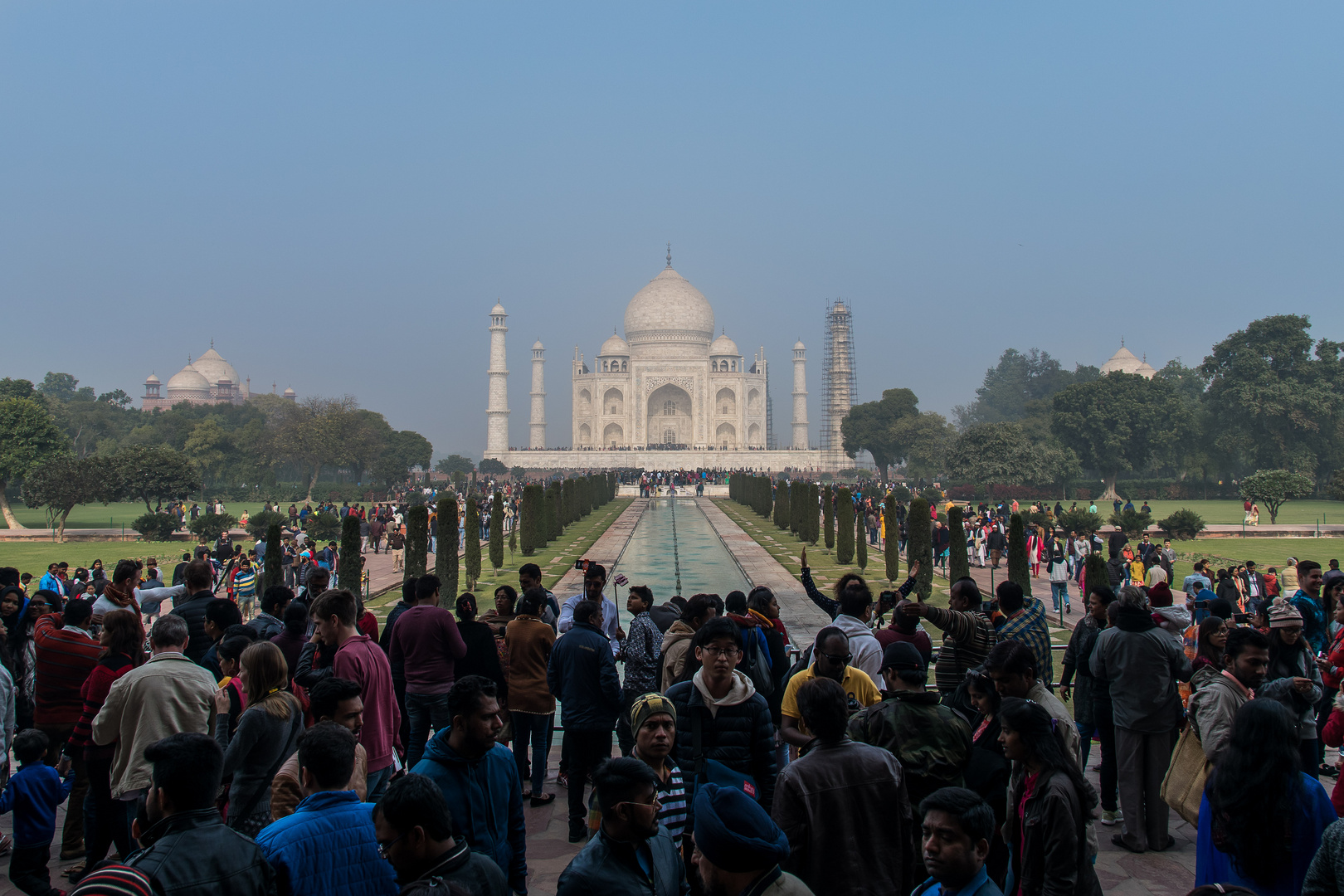 Besucher am Taj Mahal
