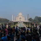 Besucher am Taj Mahal