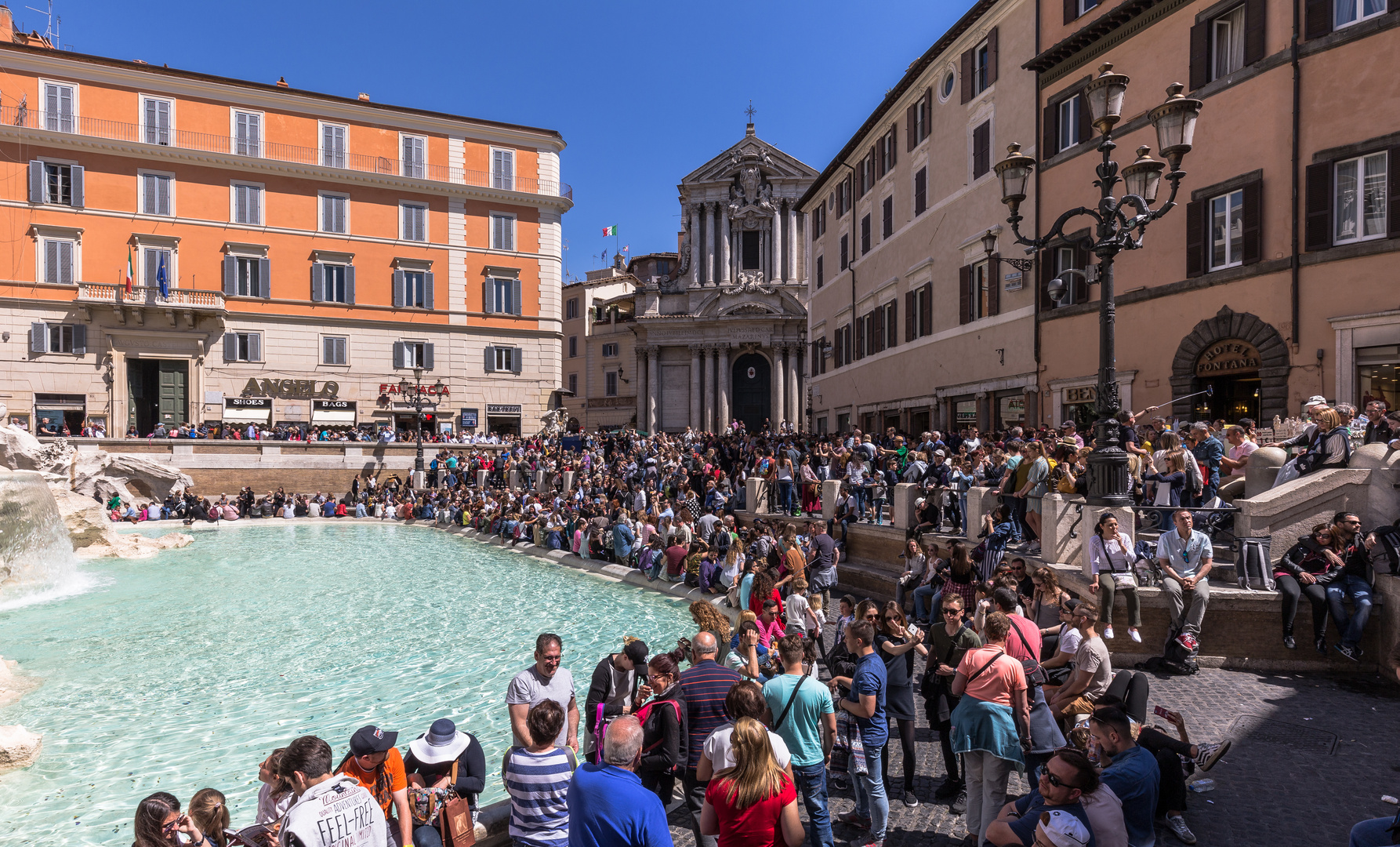 Besucher am Trevi Brunnen