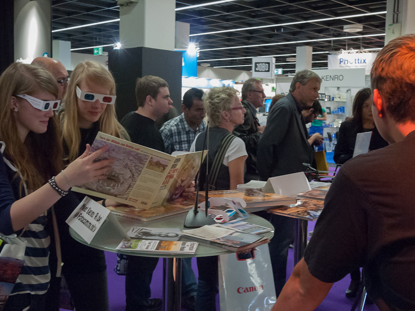 Besucher auf dem fc Stand bei Benny Rebel