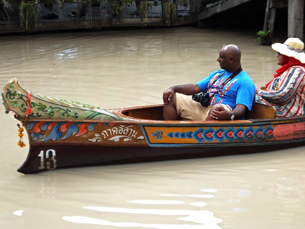 Besucher auf dem Floating Market in Pattaya