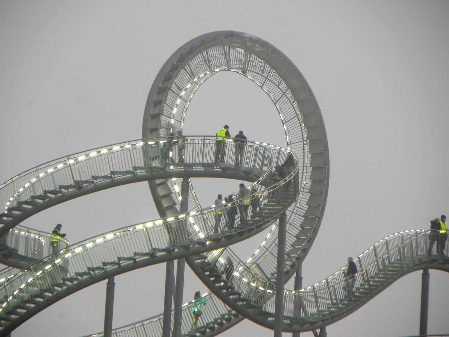 Besucher auf der Landmarke "Tiger & Turtle"