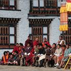 besucher beim mongar tsechu