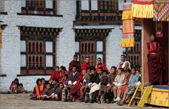 besucher beim mongar tsechu