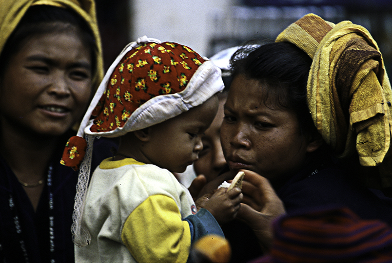 Besucher beim Pagodenfest 2, Inle Lake, Shan State, Myanmar