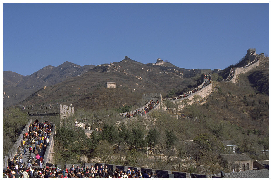 Besucher bevölkern die Große Chinesische Mauer bei Badaling.