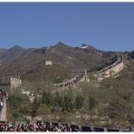 Besucher bevölkern die Große Chinesische Mauer bei Badaling.