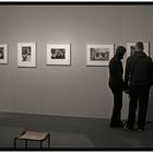 Besucher der Foto-Ausstellung von Sabine Weiss in Aachen