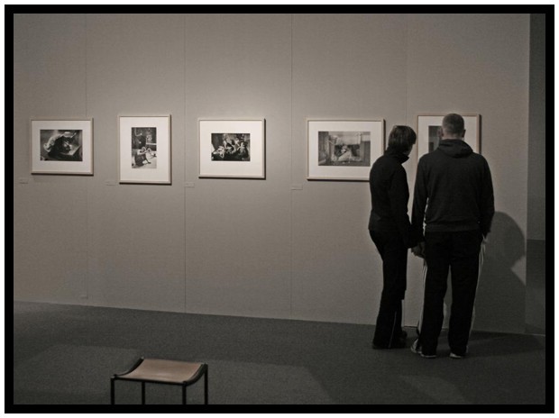 Besucher der Foto-Ausstellung von Sabine Weiss in Aachen