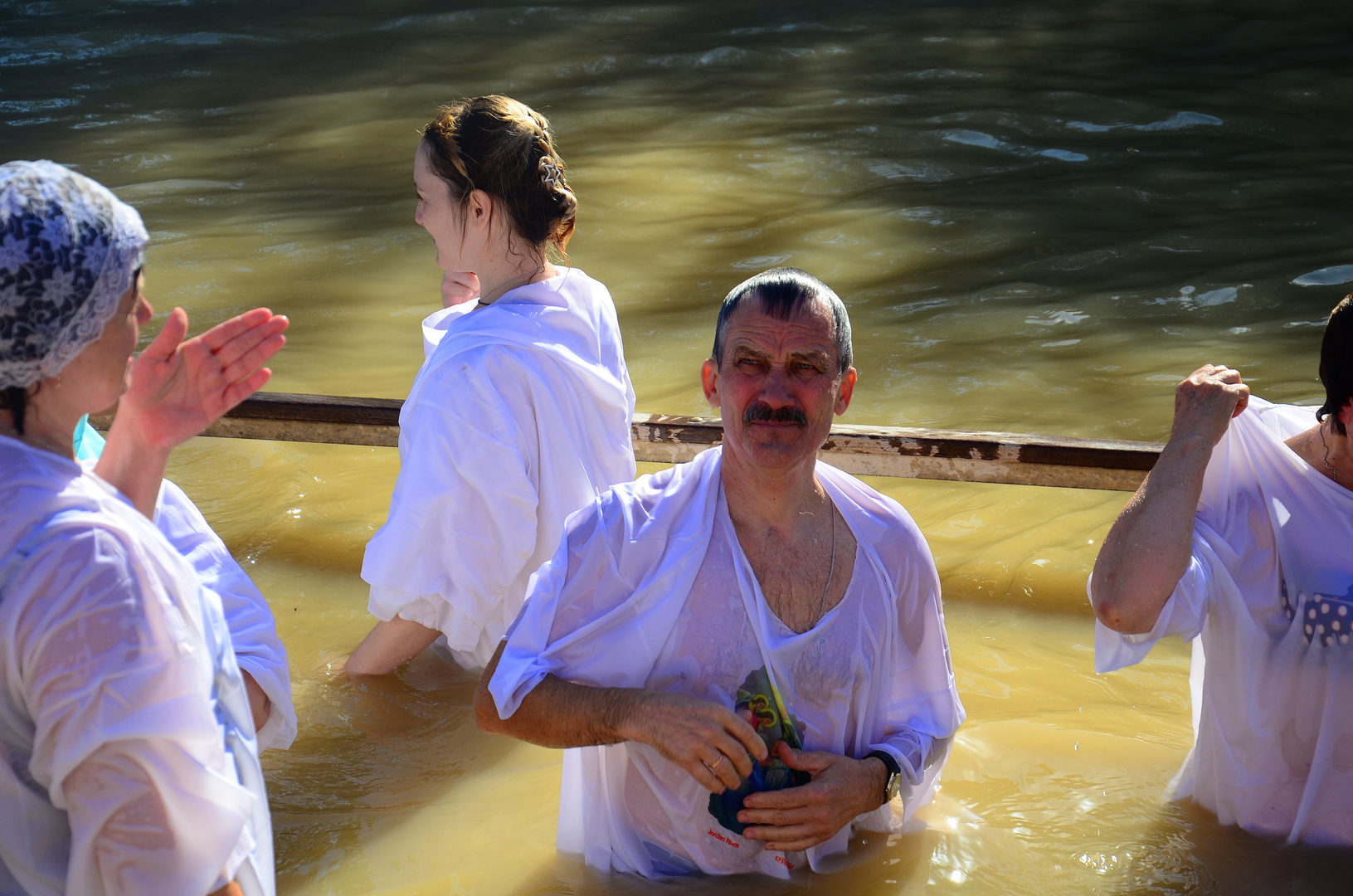 Besucher der Taufstelle Jesu am Jordan in Israel