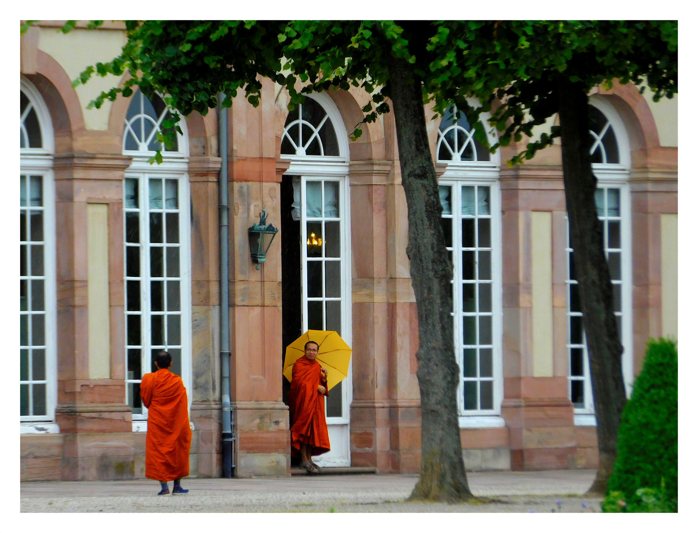 besucher des schwetzinger schlosses