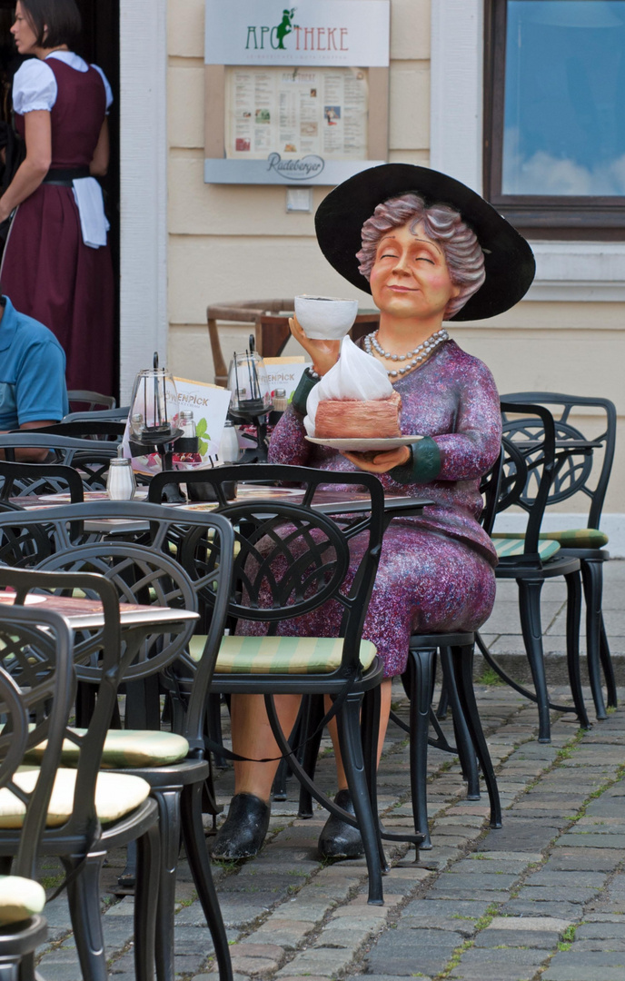 Besucher eines Cafes in Dresden