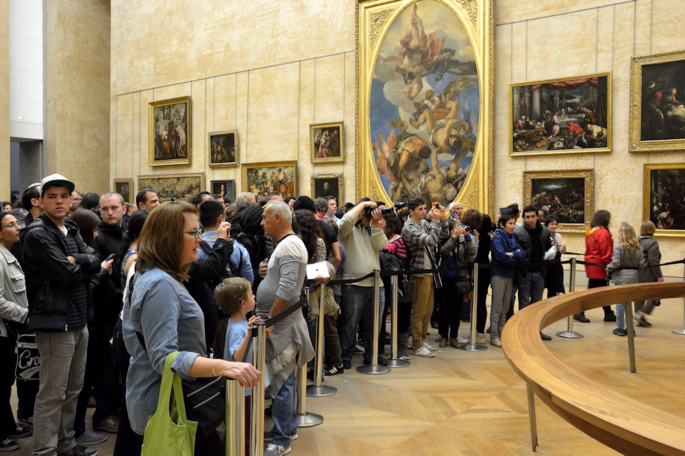 Besucher im Louvre, Mona Lisa betrachtend
