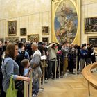 Besucher im Louvre, Mona Lisa betrachtend