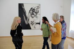 Besucher im Museum